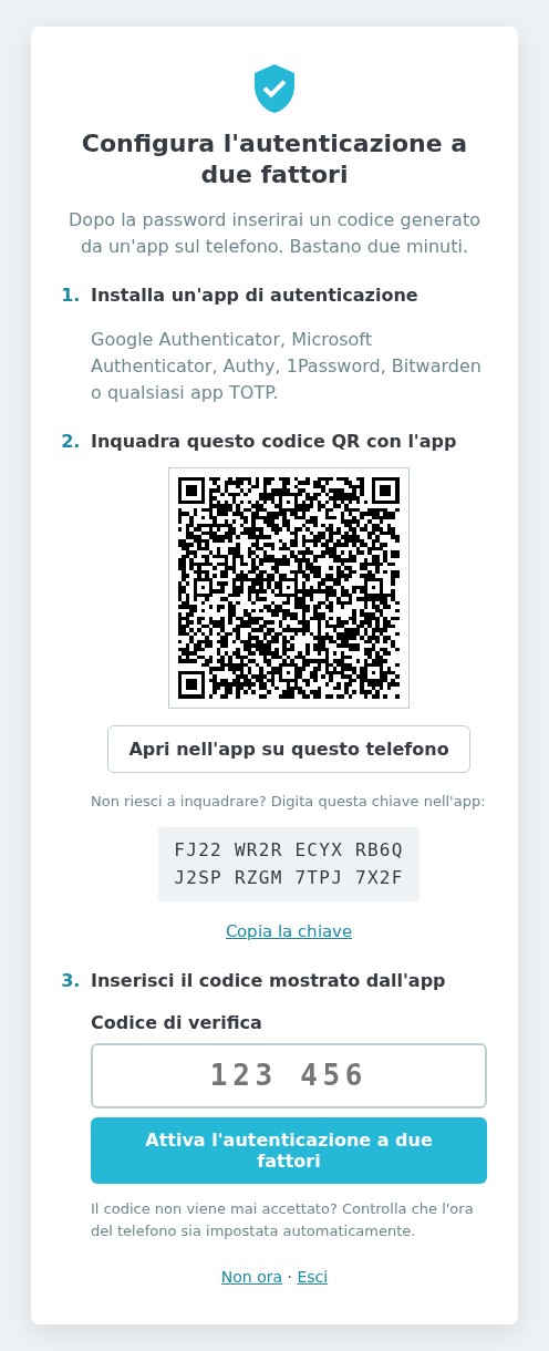 Pagina di configurazione: installare un’app di autenticazione, inquadrare il codice QR (o digitare la chiave), poi inserire il codice mostrato dall’app