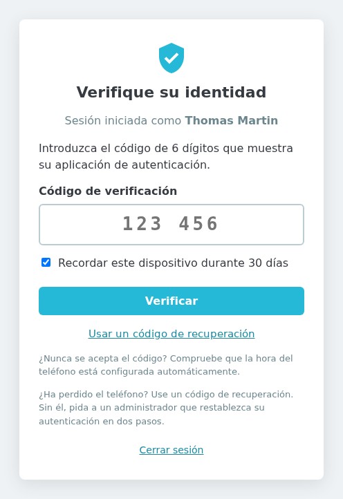 Página «Verifique su identidad»: campo del código de 6 dígitos, casilla «Recordar este dispositivo durante 30 días» marcada y enlace a los códigos de recuperación