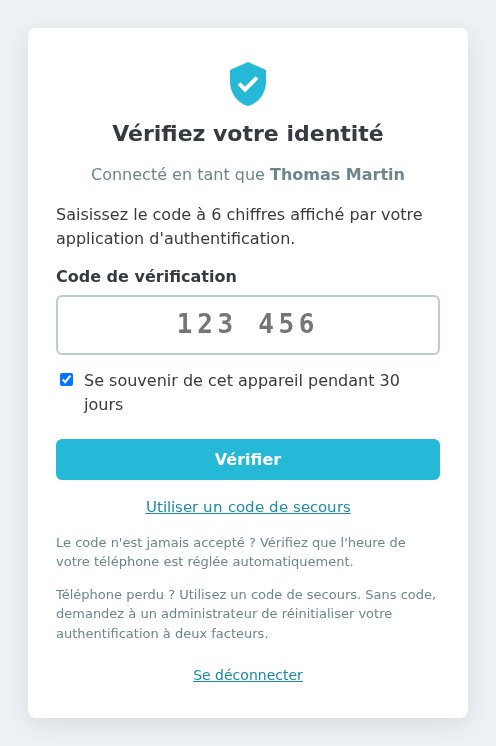 Page « Vérifiez votre identité » : champ du code à 6 chiffres, case « Se souvenir de cet appareil pendant 30 jours » cochée et lien vers les codes de secours