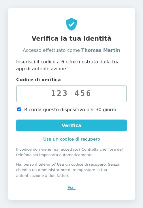 Pagina «Verifica la tua identità»: campo del codice a 6 cifre, casella «Ricorda questo dispositivo per 30 giorni» selezionata e link ai codici di recupero