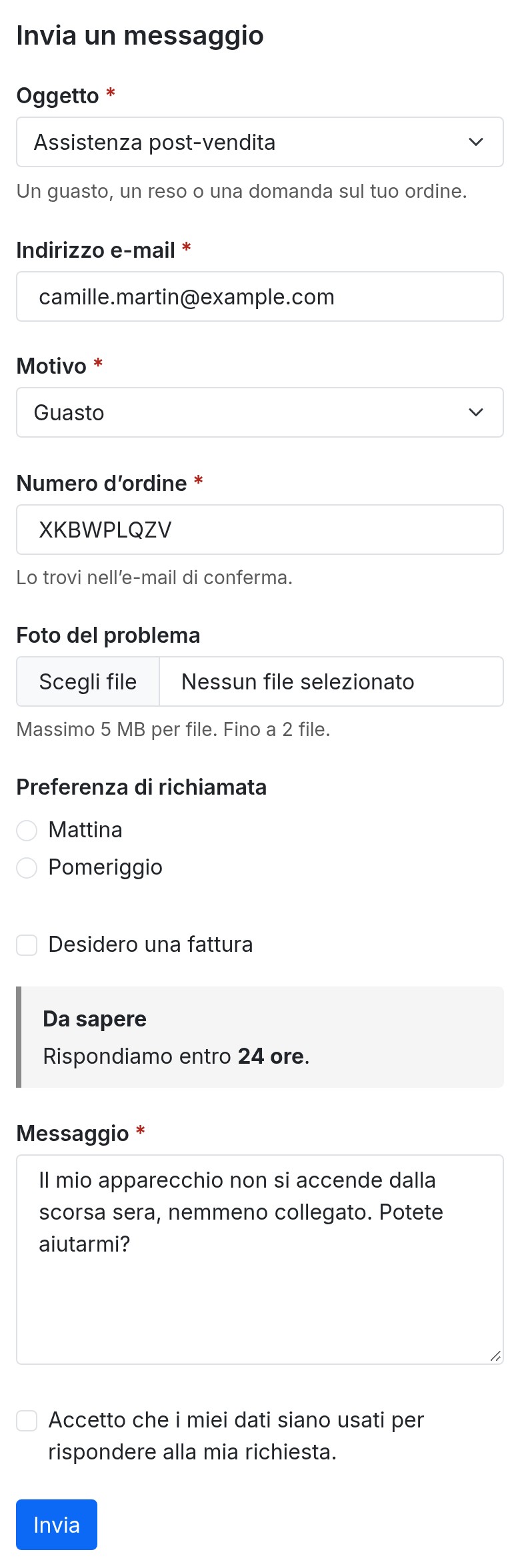 Form di contatto su smartphone: oggetto, e-mail, motivo, numero d’ordine, foto, preferenza di richiamata, blocco informativo, messaggio, casella di consenso e pulsante Invia