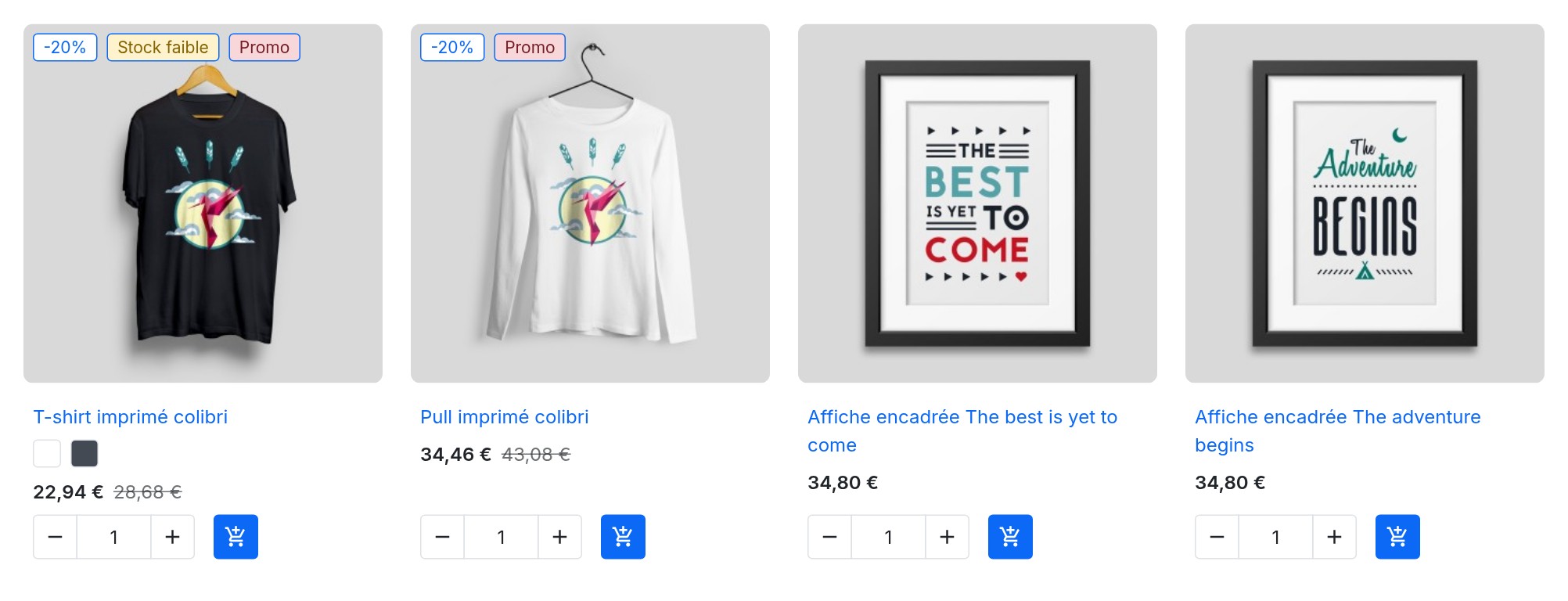 Grille de produits de la page d’accueil : badges Stock faible et Promo sur le T-shirt, badge Promo sur le pull, aucun badge sur les affiches.